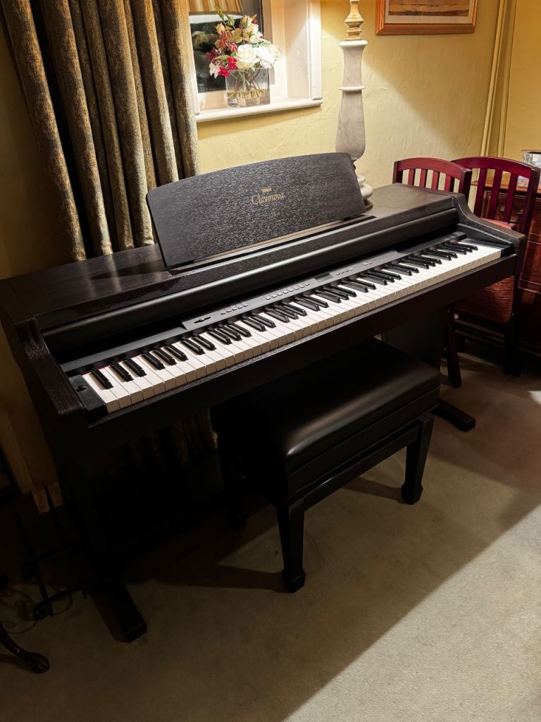 Yamaha Clavinova CLP-411 piano