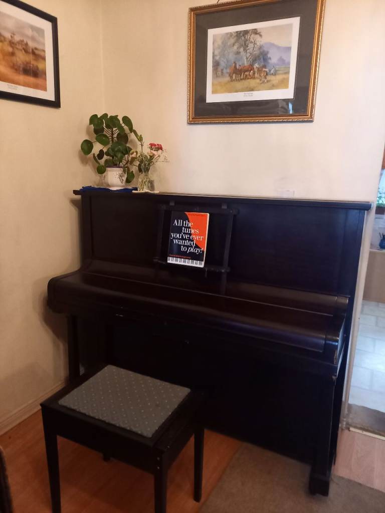 Upright piano