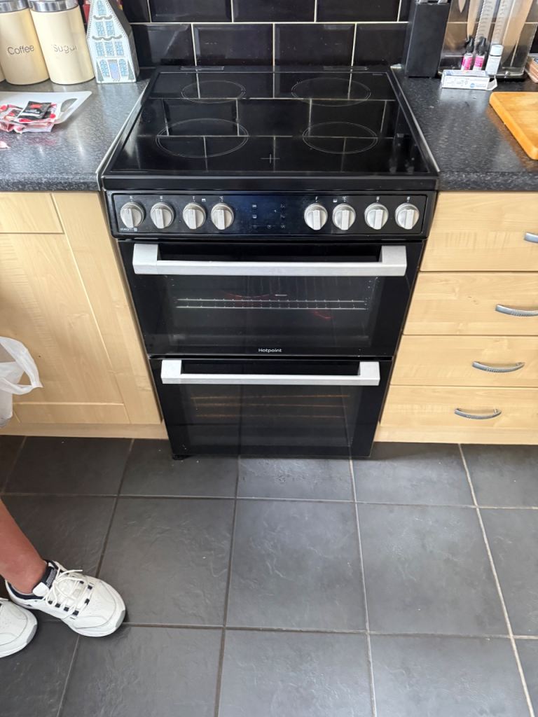 Hotpoint Freestanding Electric Cooker with Ceramic Hob – Good Condition