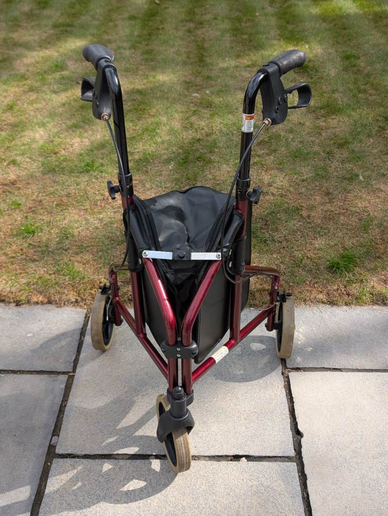 Folding tri-walker 
