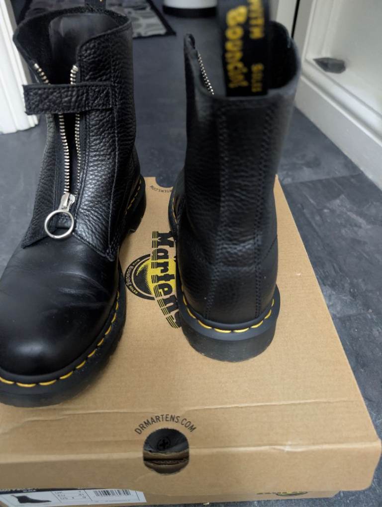 Size 7 Dr martens boots 