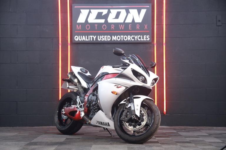 Yamaha R1 Big Bang red frame