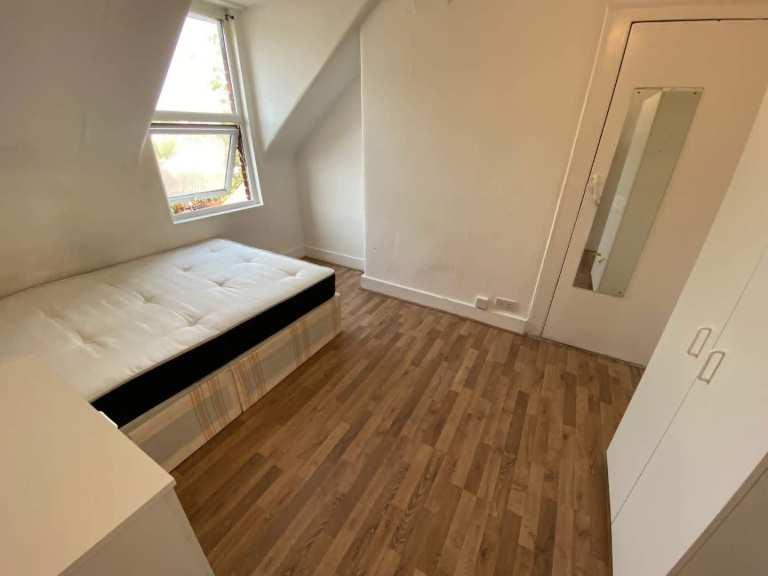 Room to rent start from £775 no deposit 