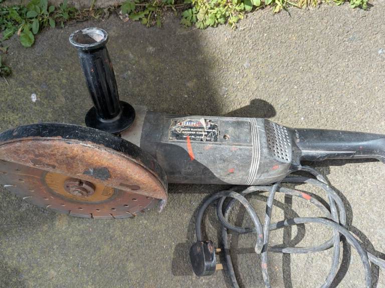 SEALEY 240V 2000W 9 INCH GRINDER 9" GRINDER IN GOOD WORKING ORDER + CAN BE SHOWN COMPLETE WITH DISC