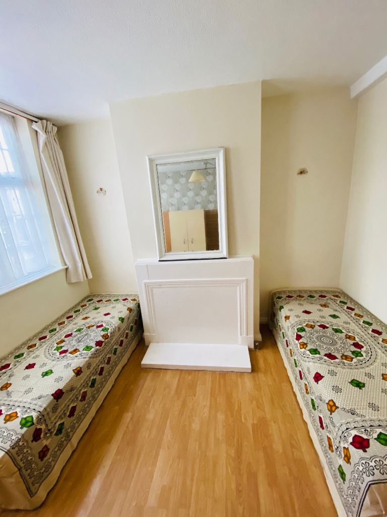 Share room Just 1 minute walk from KINGSBURY TUBE STATION 