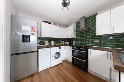 Detached house for rent !
