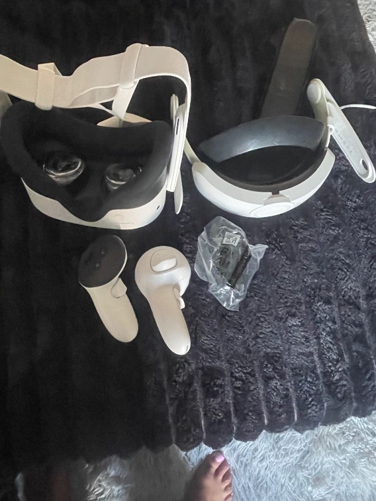 Meta Quest 3s VR Headset with Controllers – Good Condition