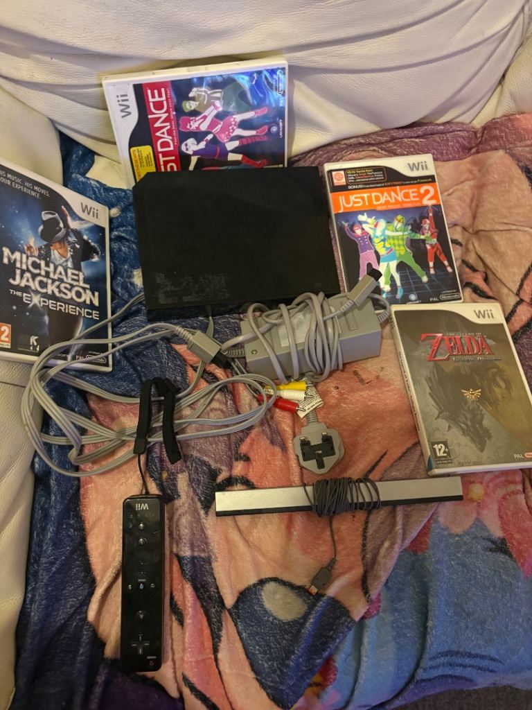 Nintendo Wii Console Bundle with Games and Accessories