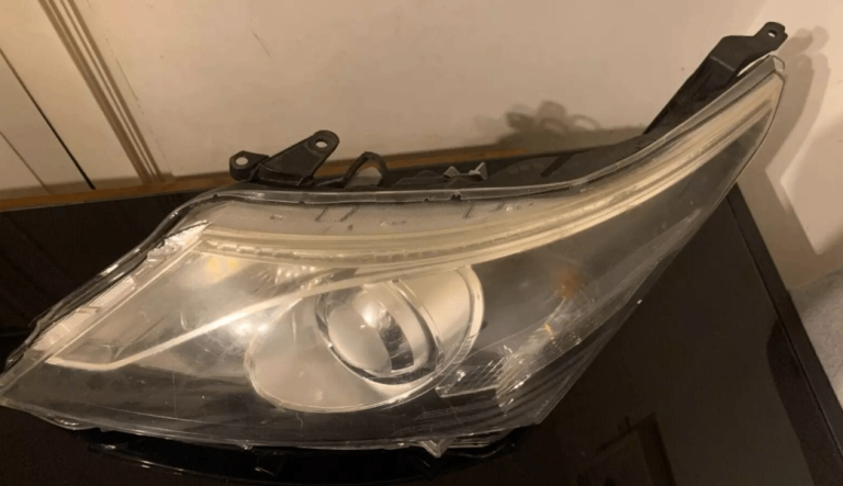 2012 TO 2015 TOYOTA AVENSIS  LEFT NS PASSENGER HEADLIGHT  / HEADLAMP / LIGHT