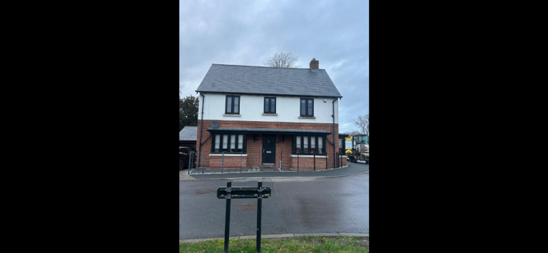 5 bedroom house on private estate off m6 junction 1