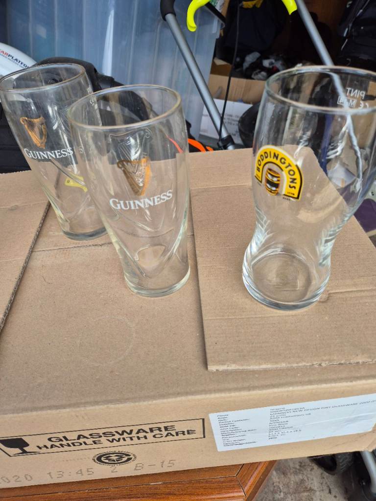 GLASES pub  Guiness  and Boddington  pint  glases 