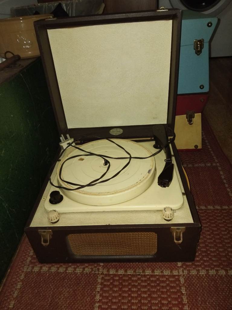 portable antoria record player