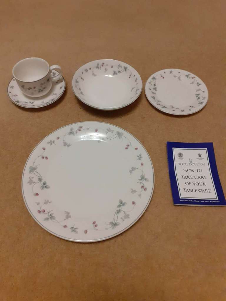 Royal Doulton 40 piece fine china dinner set