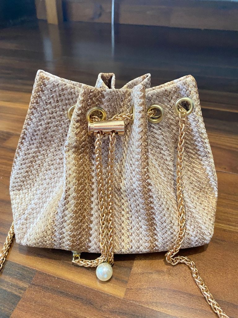Crossbody bag with chain 