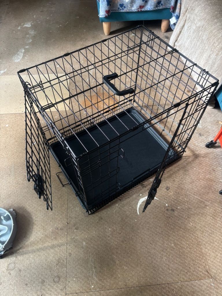 Amazon Basics small wire dog crate, foldable, in excellent condition 