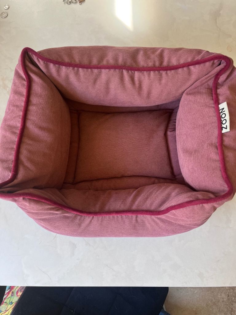 Plush cat bed