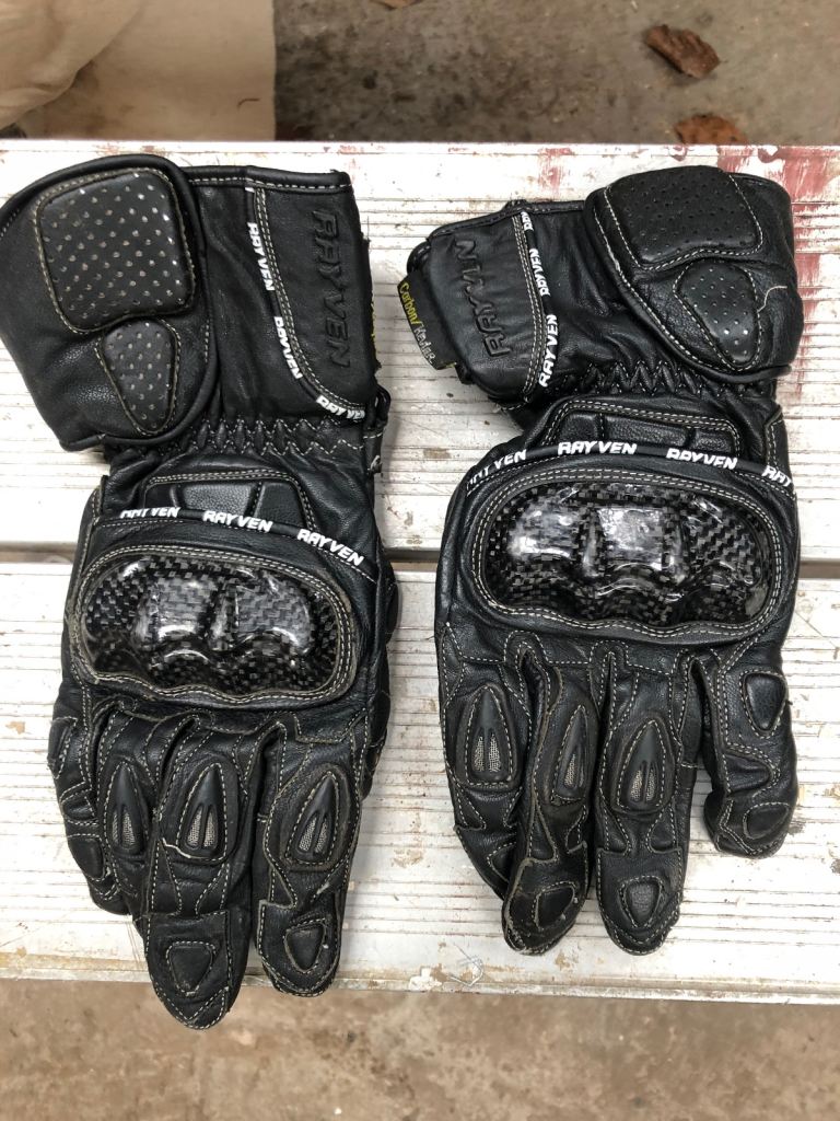 Leather motorcycling gloves