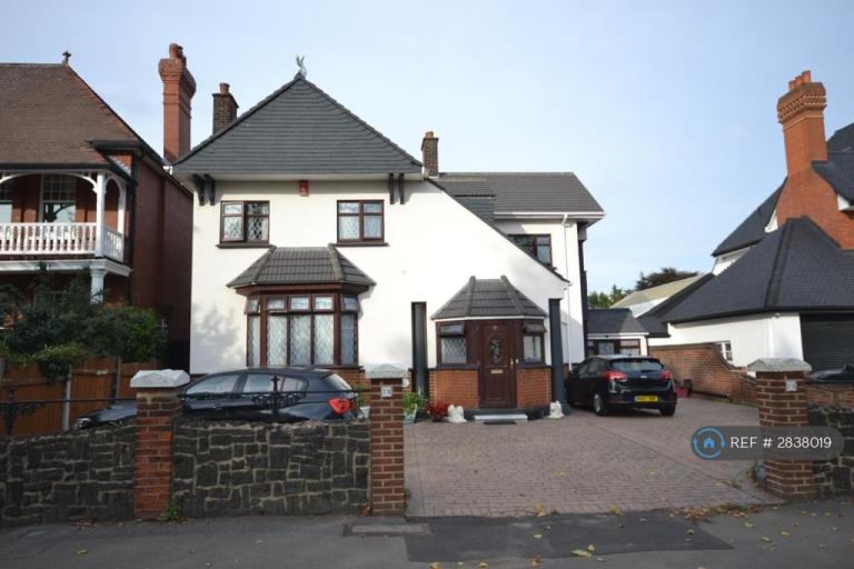 4 bedroom house in Aldersbrook Road, London, E12 (4 bed) (#2838019)