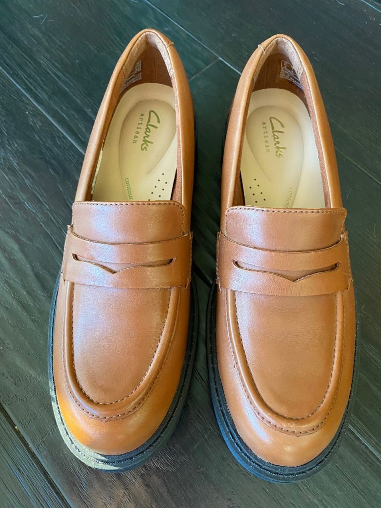  Tan lofas- new -Never worn