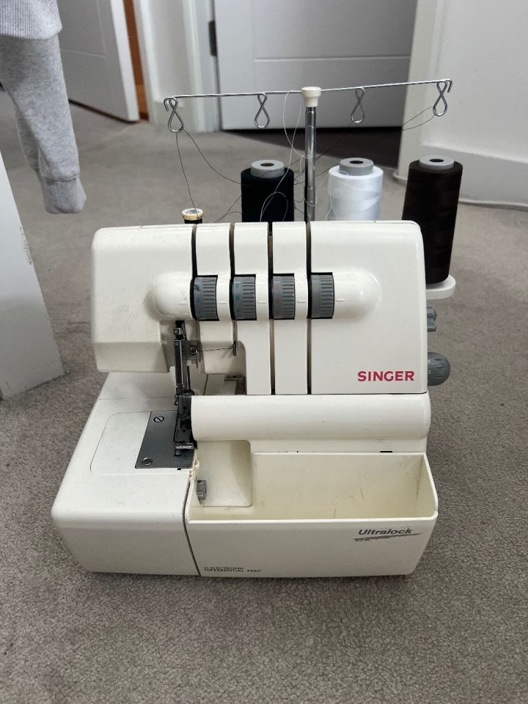 Singer Ultralock Serger (Overlock Sewing Machine) – 4 Thread – Works Great + Extras