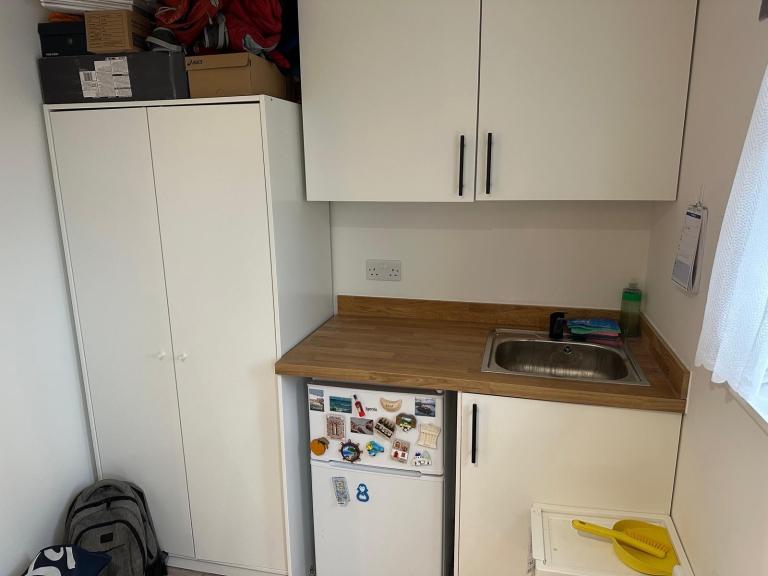 Large modern clean Studio for couples available. 5mins walk to Tooting Bec Tube