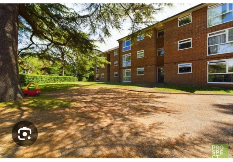 LARGER DOUBLE ROOM RG30 2ER