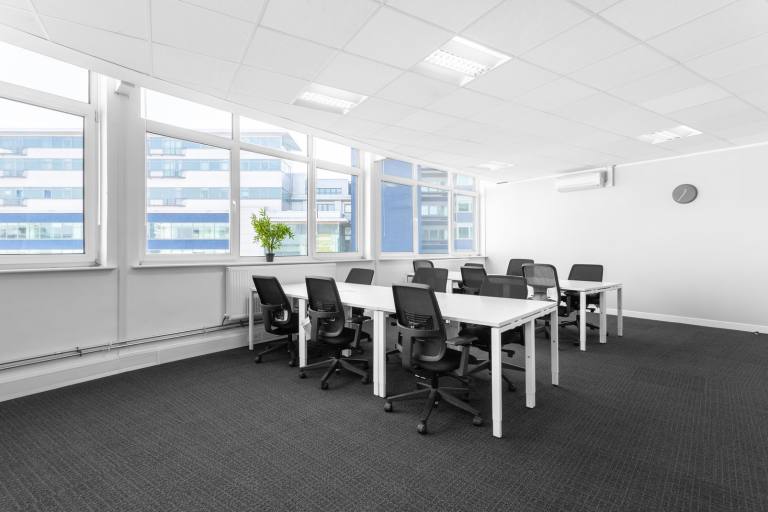 Leicester - LE1 1QZ \ Office Space for Rent with a 5-Desk Layout