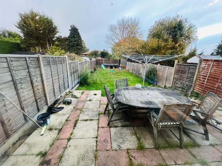 3 bedroom house in Misbourne Road, Uxbridge