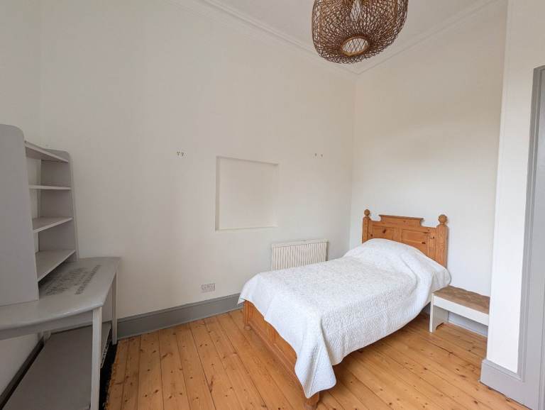Large Single Room + Private Bathroom in Marchmont