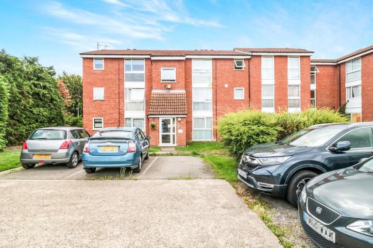 Modern Studio Flat with Loft Storage & Parking – Near Broxbourne Station 