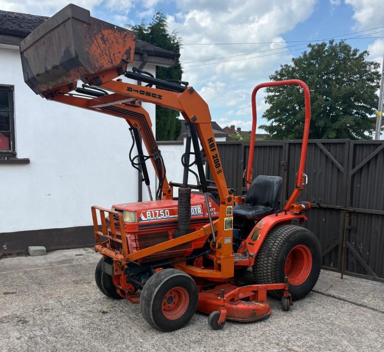 Kubota B1750 Tractor 4x4 . Loader . Mower 