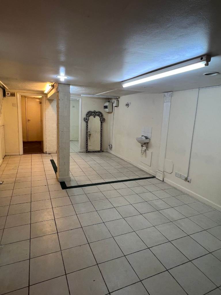 Self Contained Retail / Commercial Basement To Let Approx 670 sq ft Broadway, West Ealing