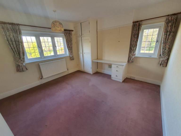 A very nice 3 bed house on Walnut tree road RM8