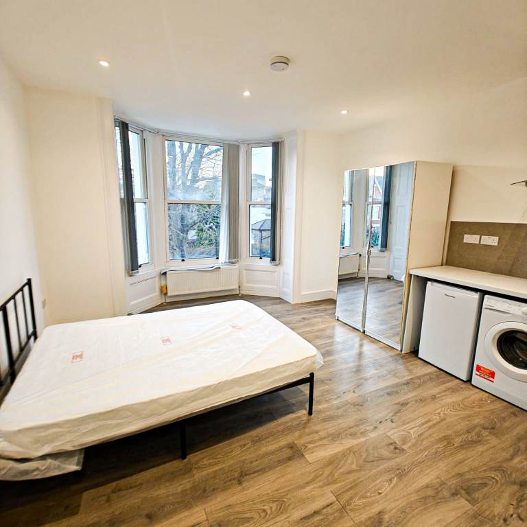 ** BRAND NEW STUDIO - ALL BILLS INCLUDED** Modern cosy studio apartment off Ealing Broadway