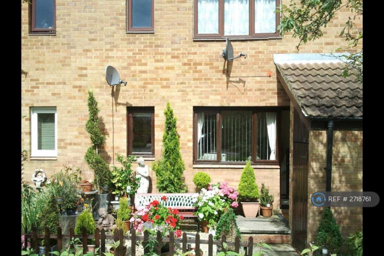 1 bedroom flat in Clay Hill, Milton Keynes, MK8 (1 bed) (#2718761)