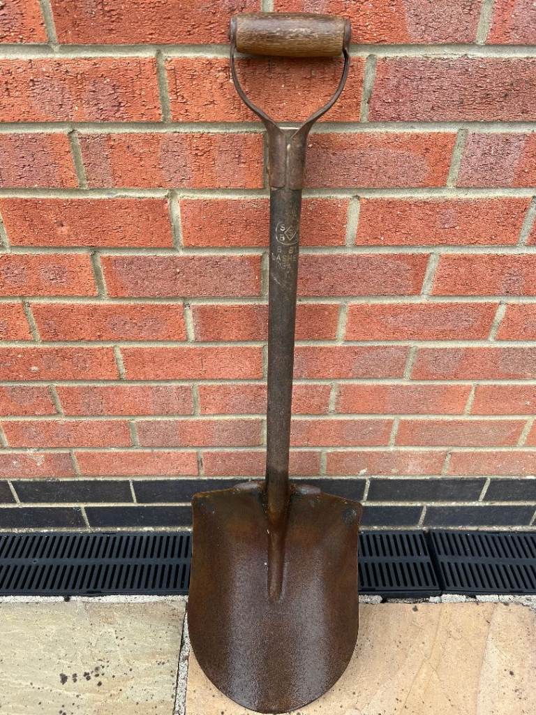 Builders Style Metal Shovel and Shaft with Wooden Handle – Fair Condition