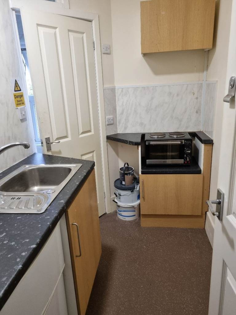 Self contained room to let Littlehampton