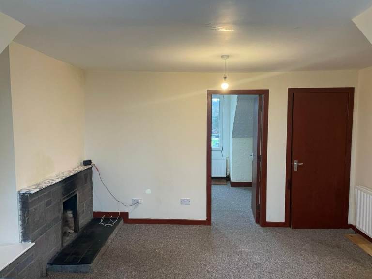 1 Bed room flat with Livingroom kitchen Unfurnished D/D Gas central Heating, 2up £400/month. Beith