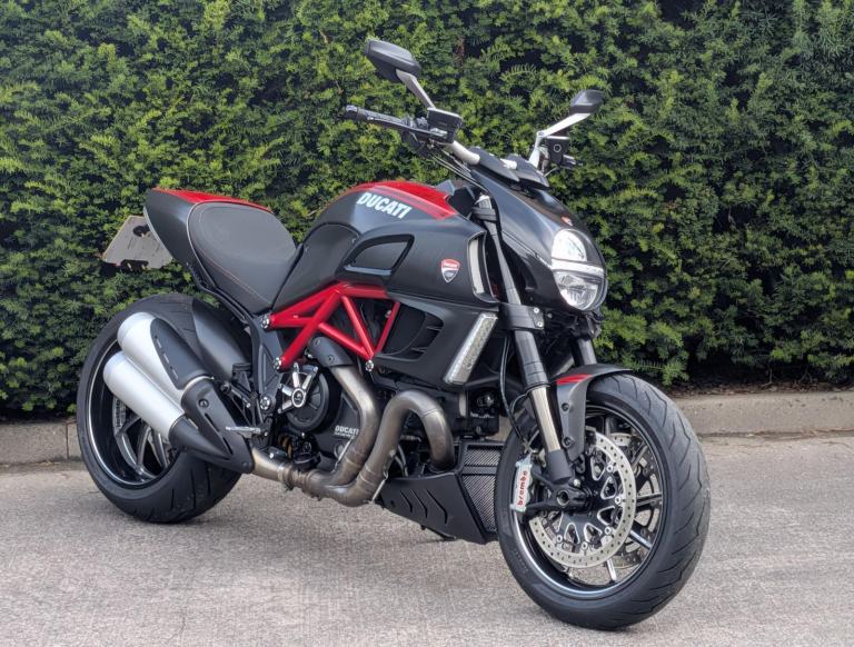 DUCATI DIAVEL CARBON - 2011 11 - LOW MILES