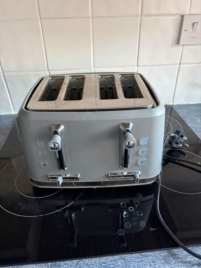 Grey 4-Slice Toaster – Good Condition
