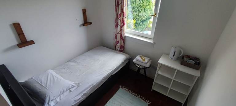 Single rom in house with garden