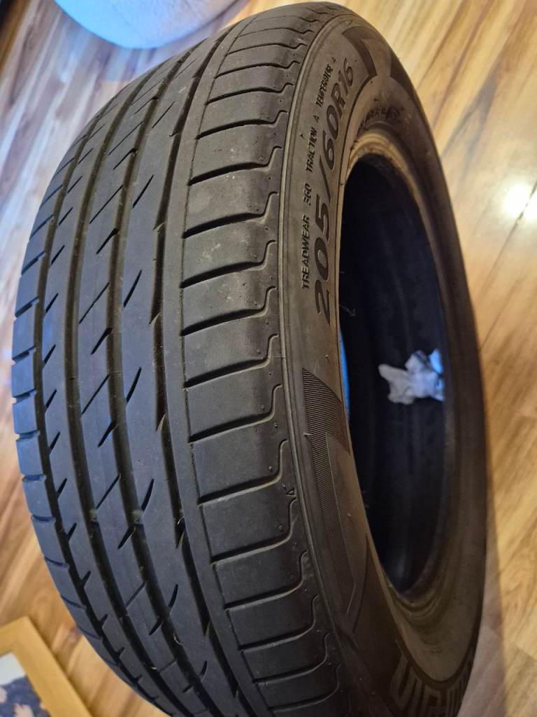 Tyre 205/60R16
