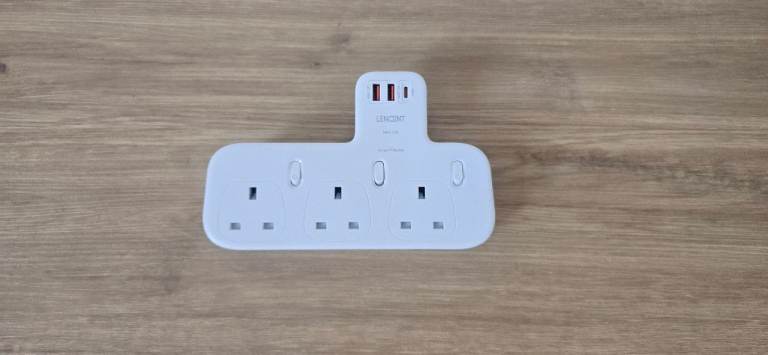 White multi socket with USB Ports