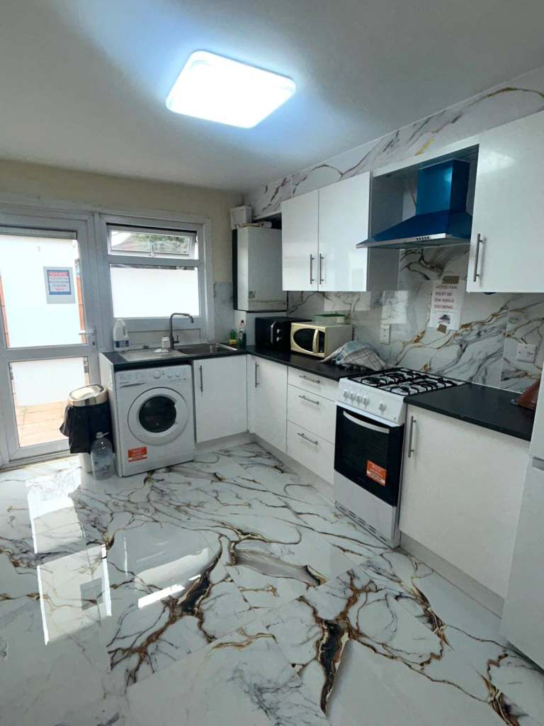 Lovely Ensuite room to Rent with kitchenette. Greenford UB6.  £1200 pm incl bills.DSS accepted. Wifi