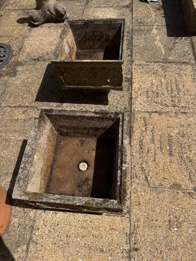 2x stone planters 