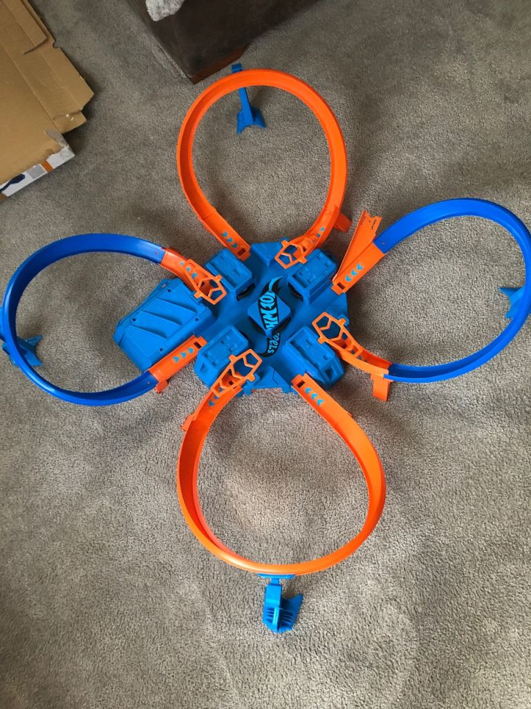Hot wheels criss cross crash