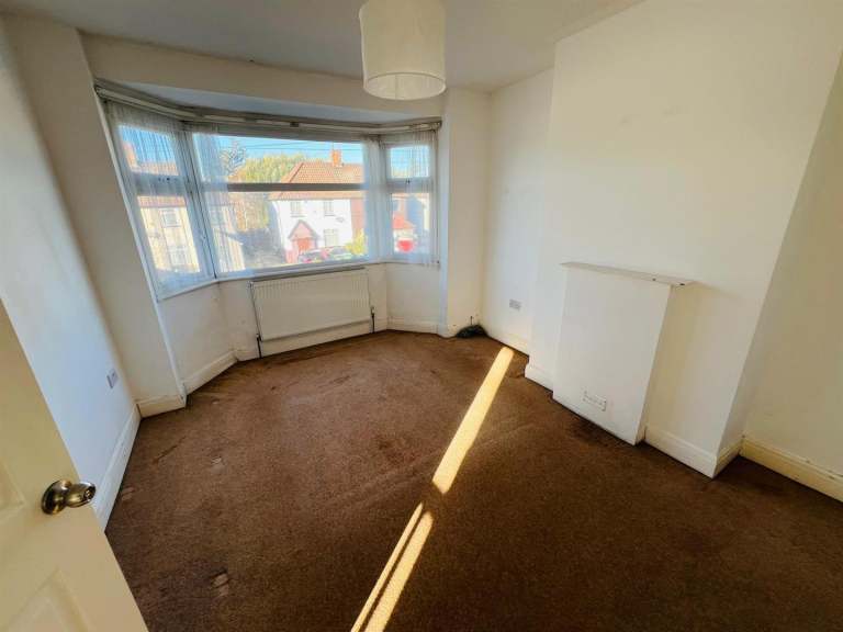 3 bedroom house in Long Drive, Greenford