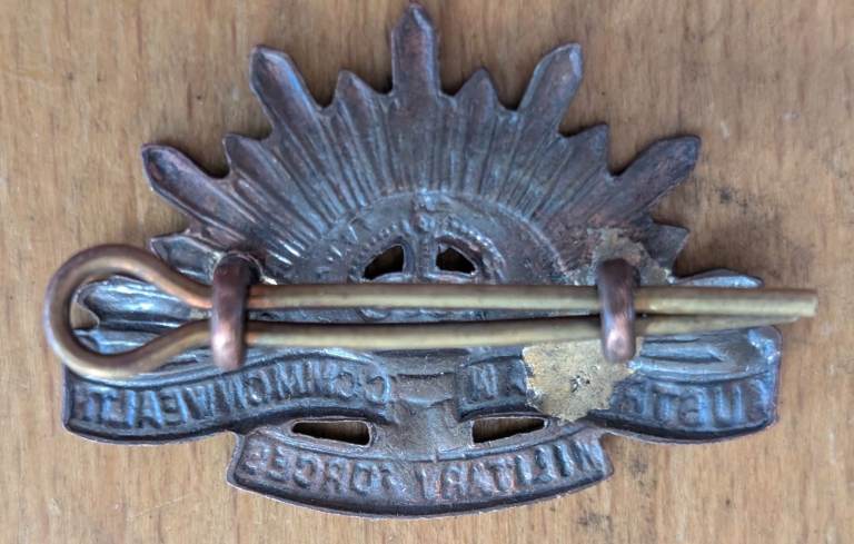 World War 1 / WW1 Australian Commonwealth Military Forces Cap Badge with Slide