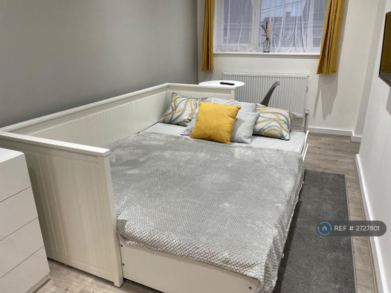 1 bedroom in Garden Close, Ashford, TW15 (#2727801)