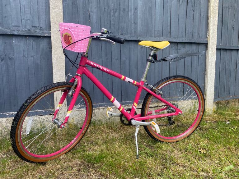Raleigh Nottingham 24in Kids Bike Pink/Yellow 7-Speed Grip Shifter Basket